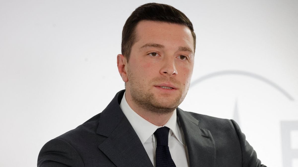 Jordan Bardella montre une photo de Gabriel Attal sur CNews
