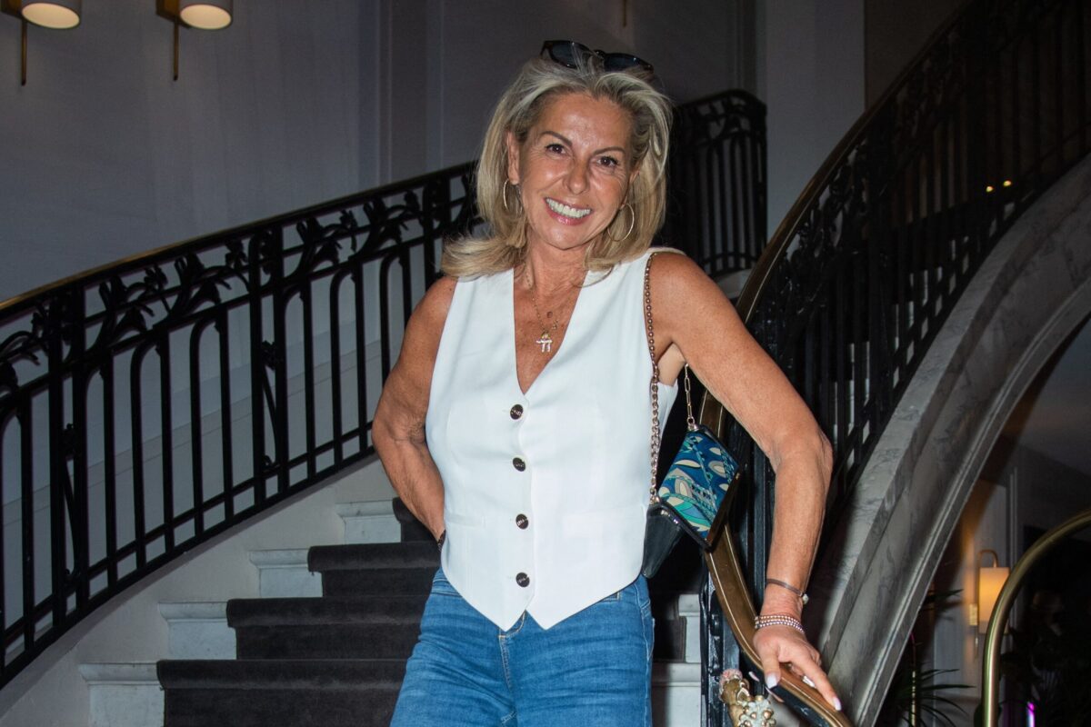 Caroline Margeridon révèle que la production lui impose des tenues estivales pour Affaire conclue
