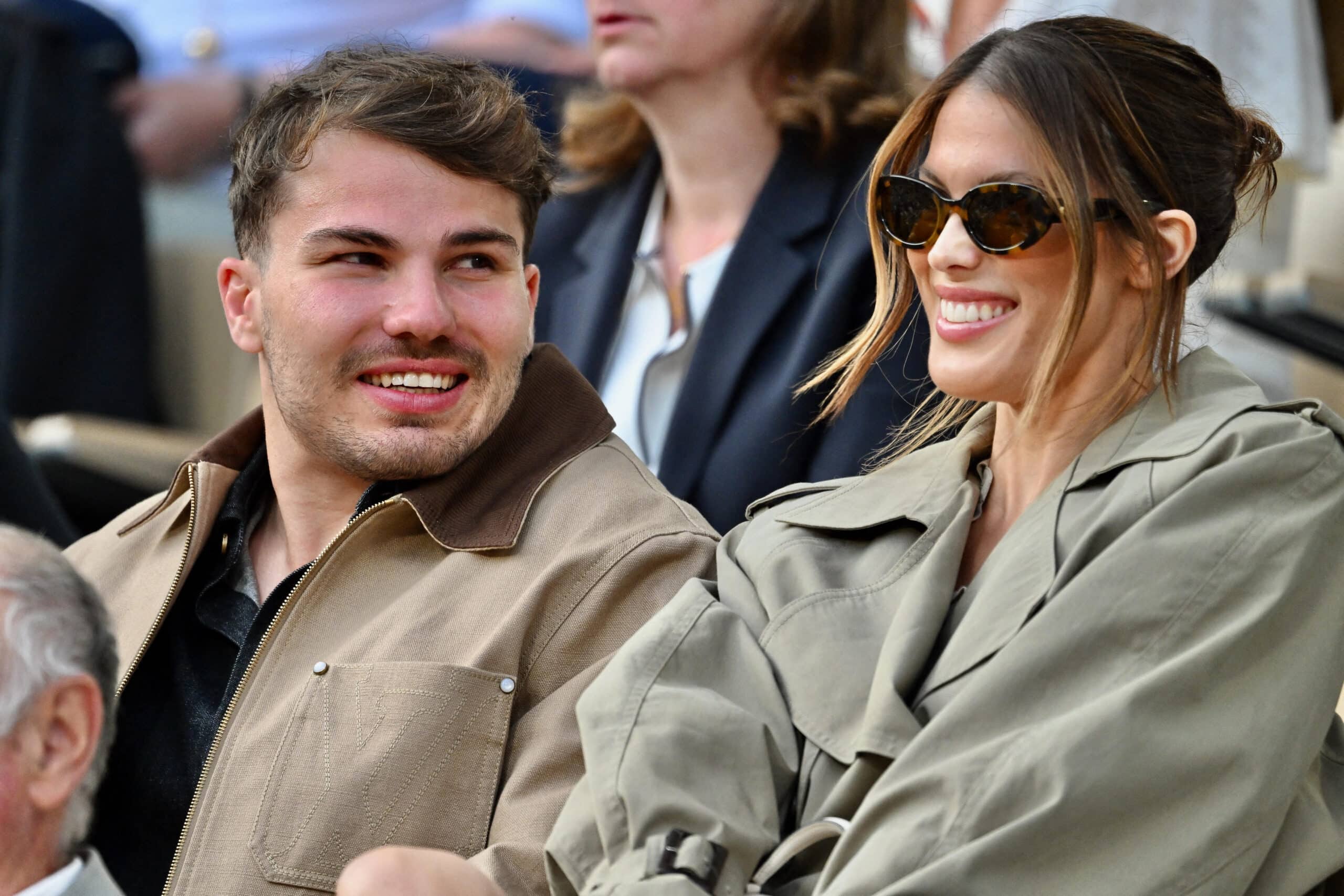 Iris Mittenaere et Antoine Dupont enlacés après la victoire du XV de France