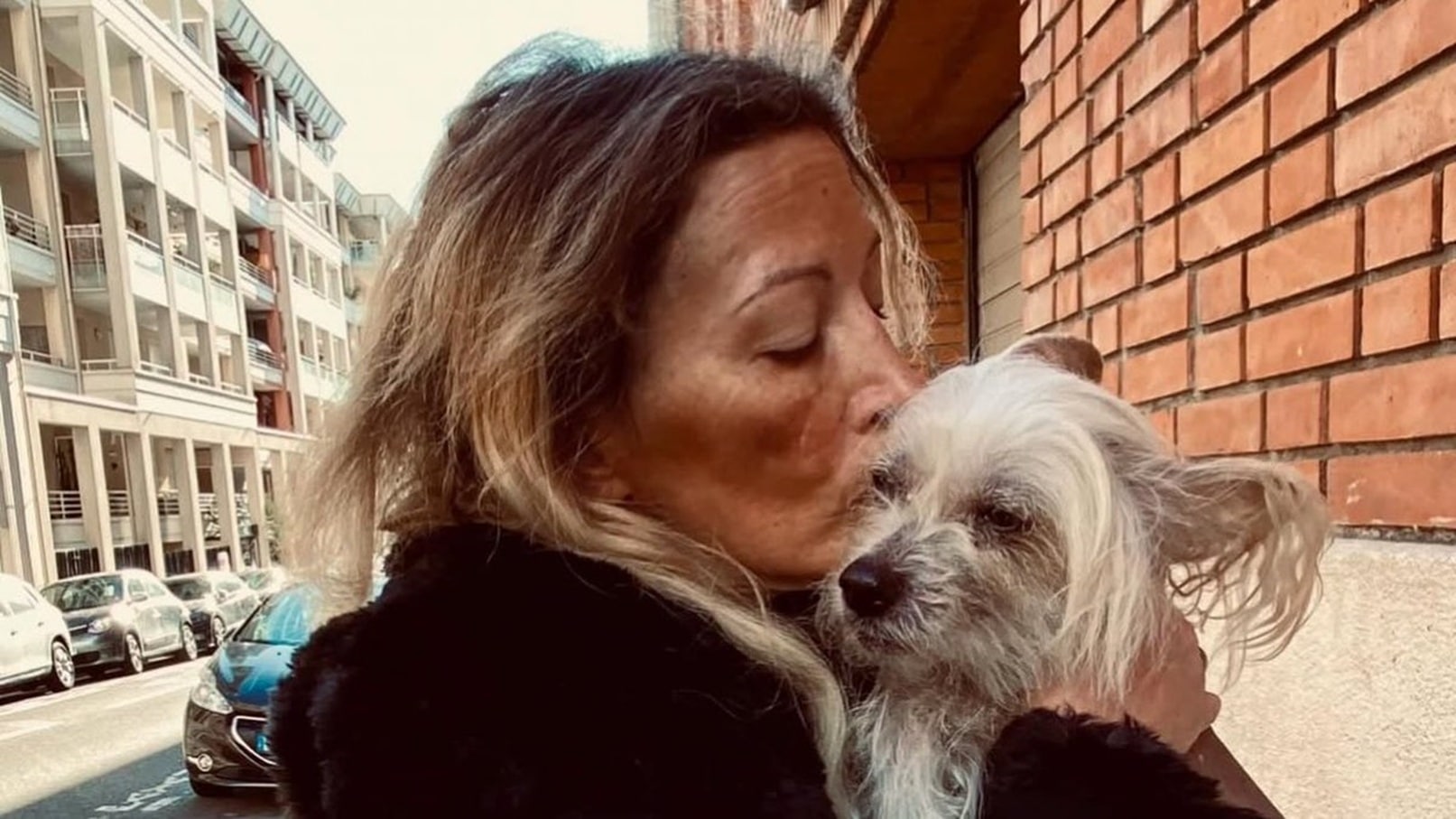 Loana : ses amis ont tous mis la main à la poche pour l’incinération de Titi, l’amour de sa vie
