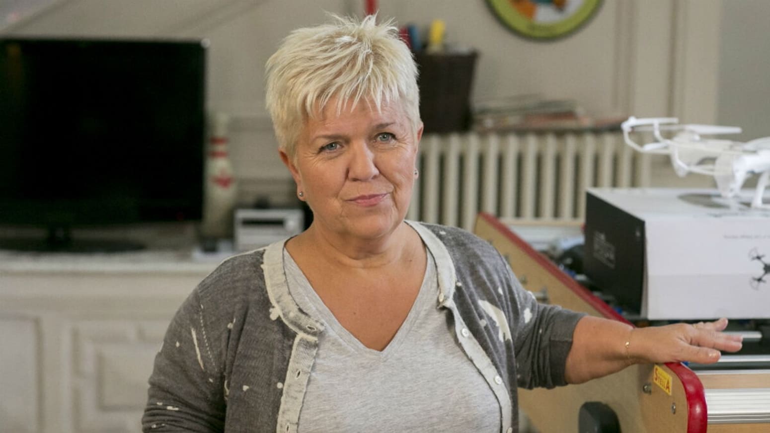 Mimie Mathy : un réalisateur de "Joséphine, ange gardien" interpelle, sa compagne retrouvée défenestrée et nue sur la voie publique