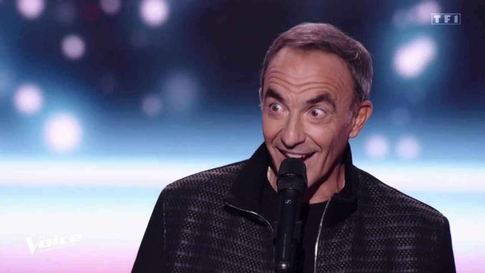 The Voice : Nikos Aliagas passe (enfin) les auditions à l'aveugle après 15 ans, les quatre fauteuils se retournent