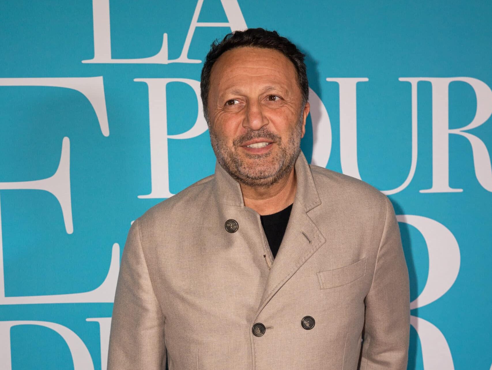 L’animateur télé Arthur annonce que son père est décédé en pleine interview et évoque pour la première fois la terrible maladie de sa maman