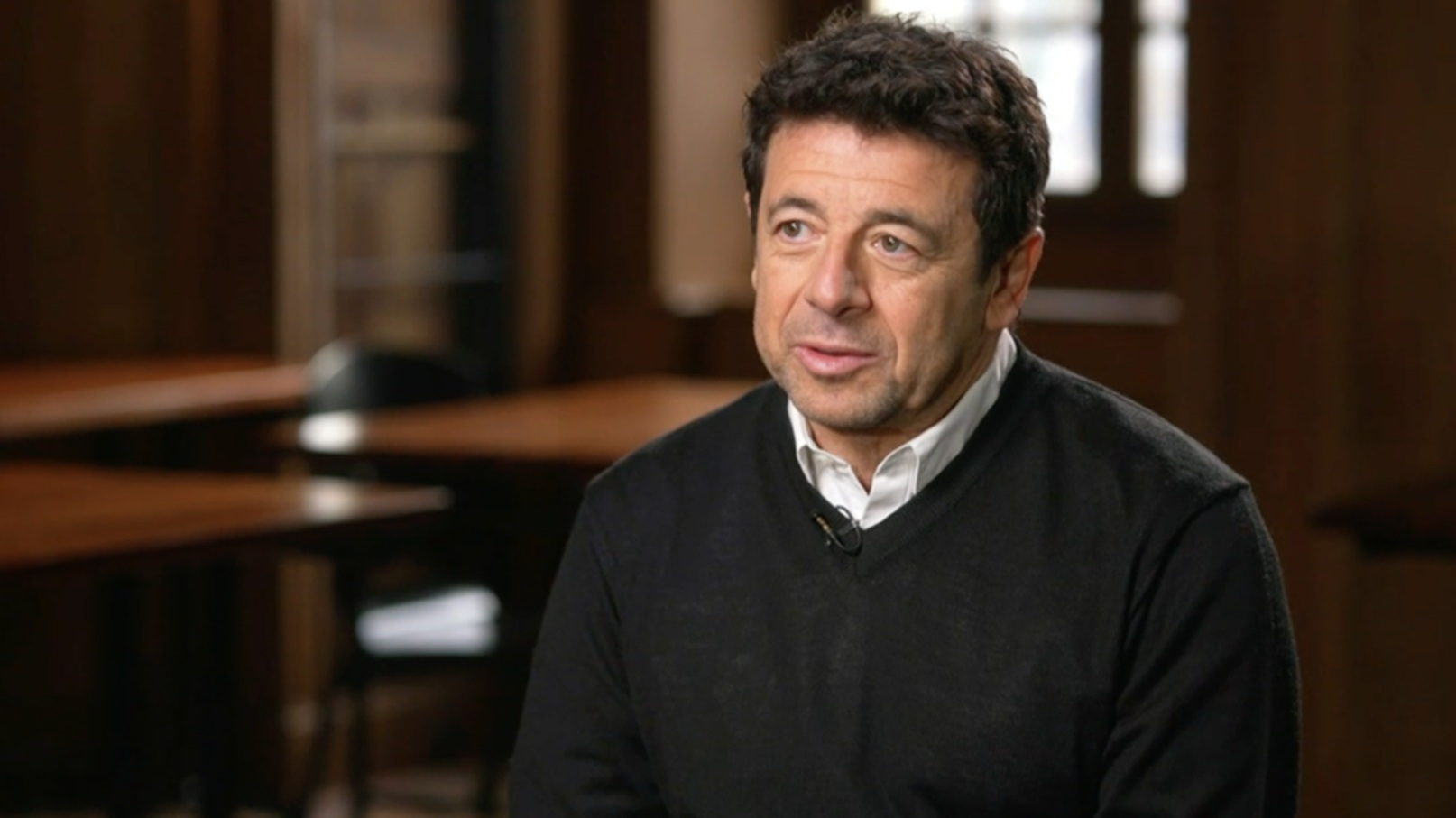 Patrick Bruel accusé d'agressions sexuelles : des manifestantes l'attendent avec une banderole choc