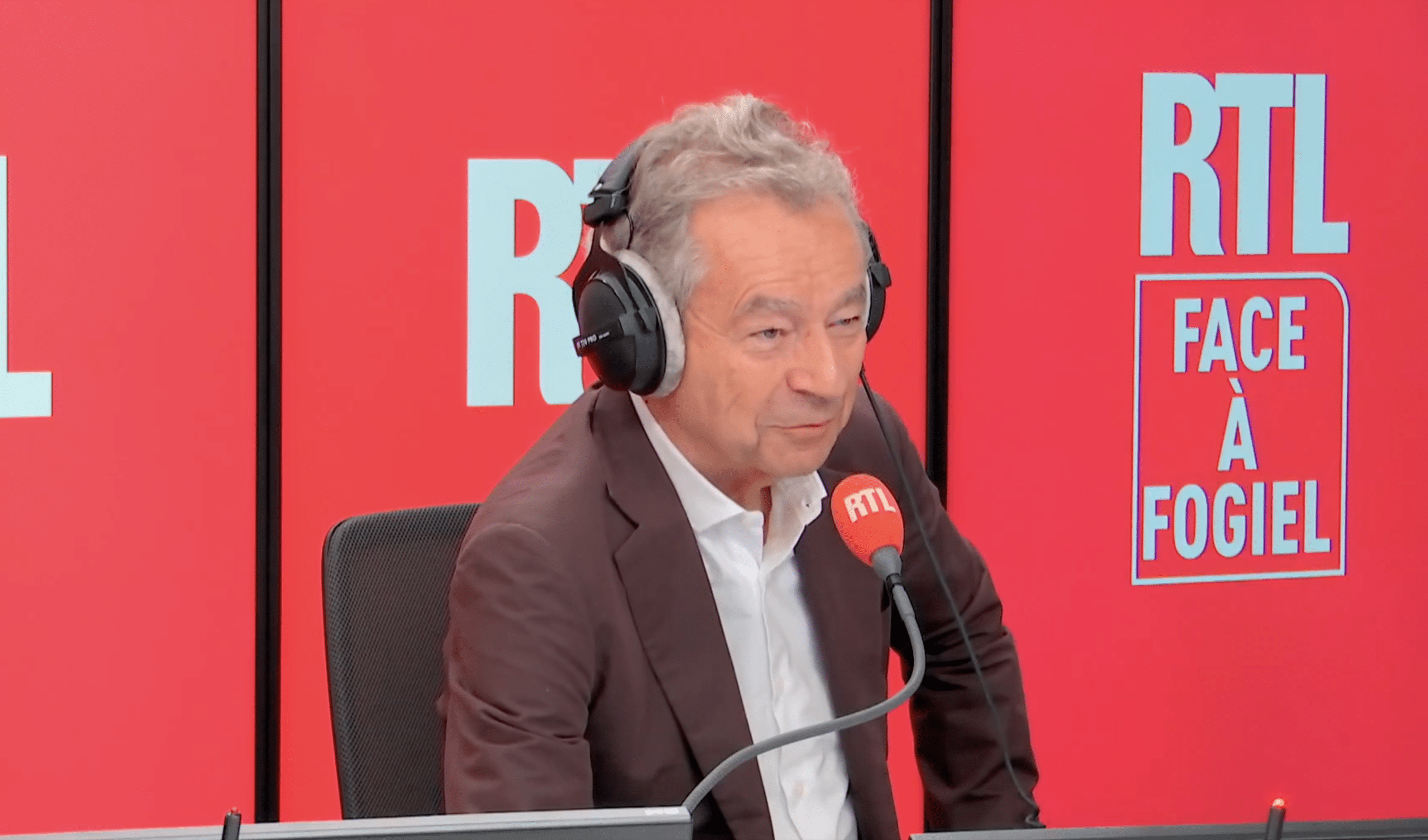 "Coluche l'a sauvé en 1985" : ancien présentateur star de Canal+, Michel Denisot dit tout ce qu’il pense de la tribune anti-Bolloré