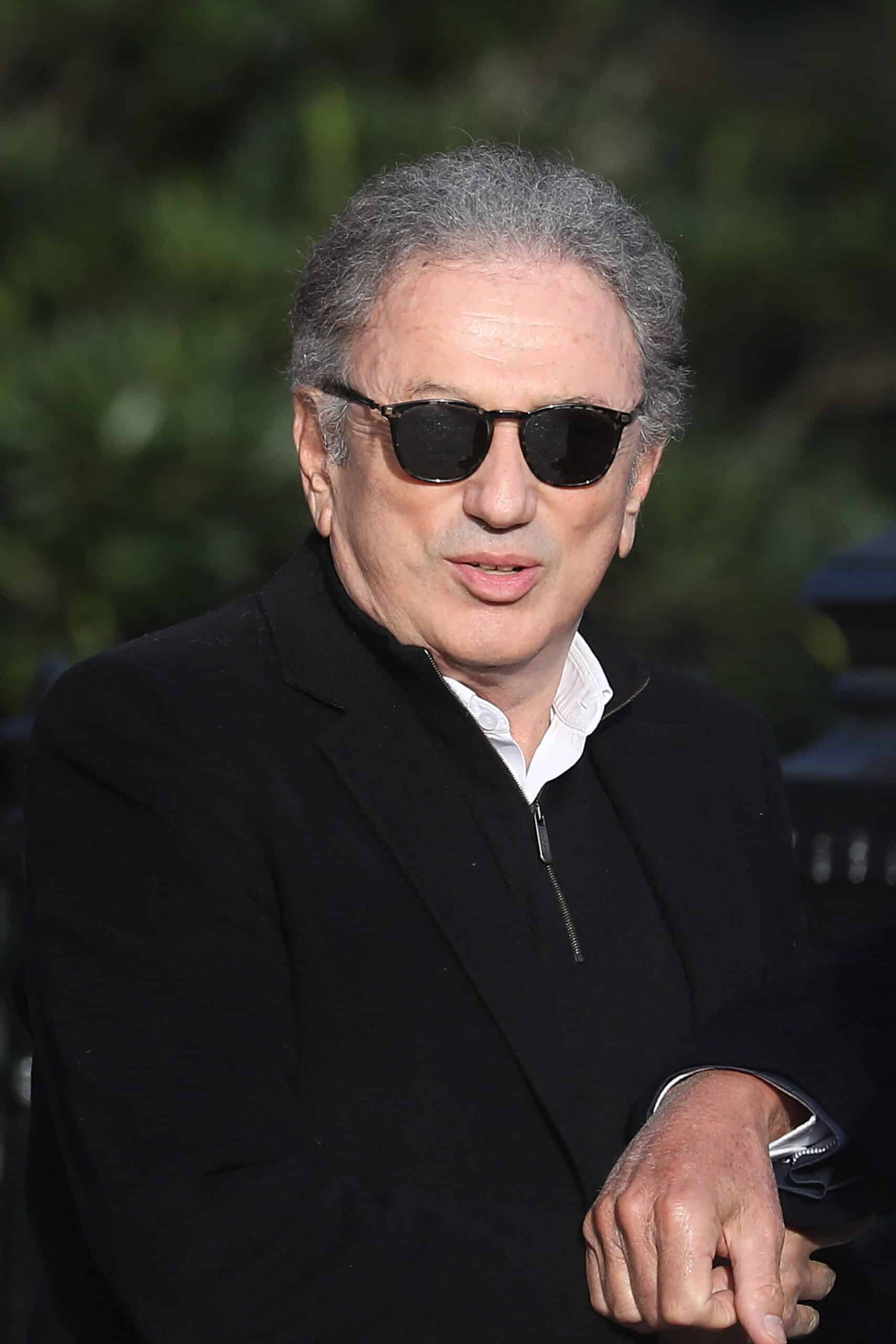 Michel Drucker mêlé à une fausse vente de médicaments anti-douleurs : l’animateur fait une mise au point