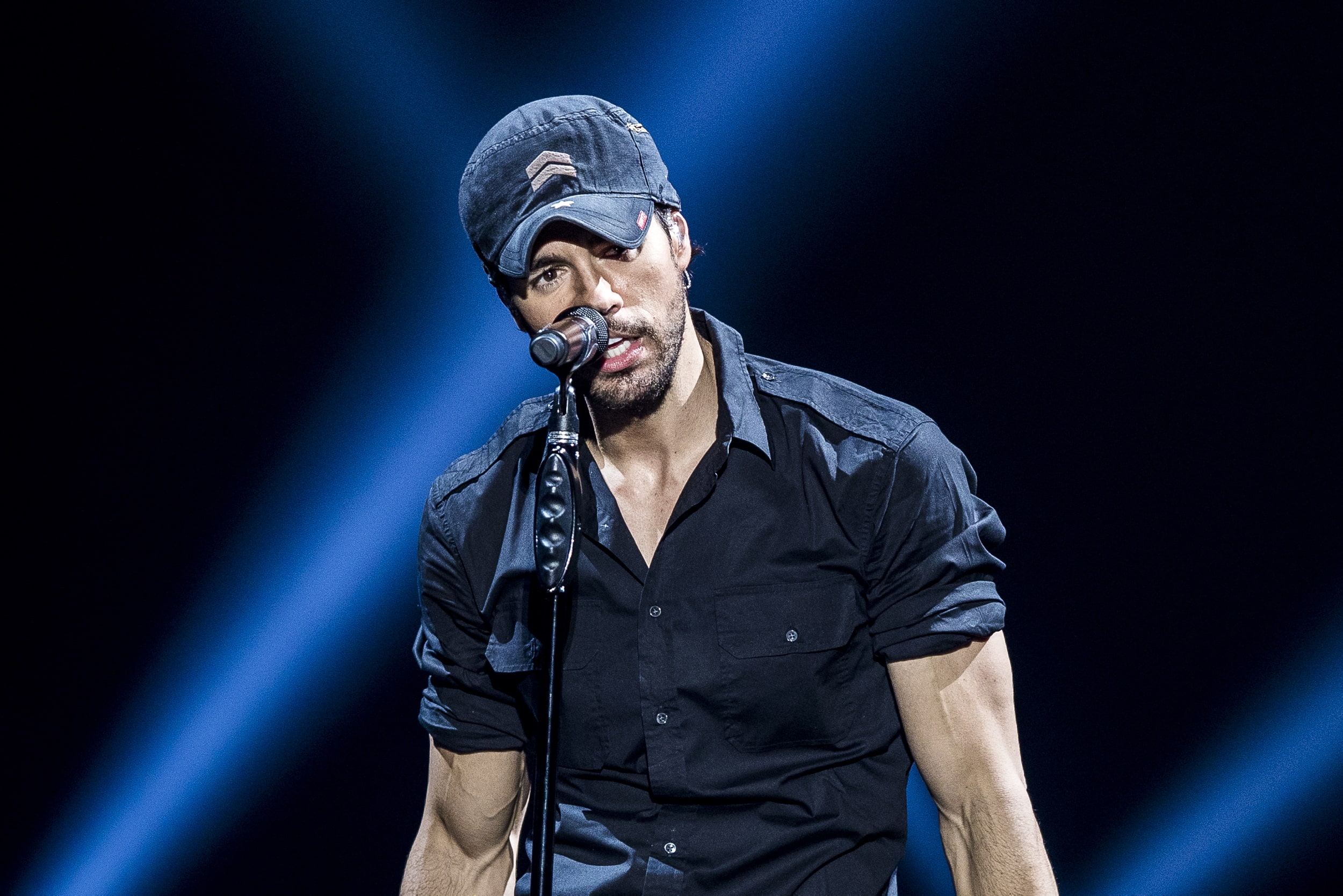 Enrique Iglesias agressé sexuellement par une fan ? Le chanteur publie une étrange vidéo