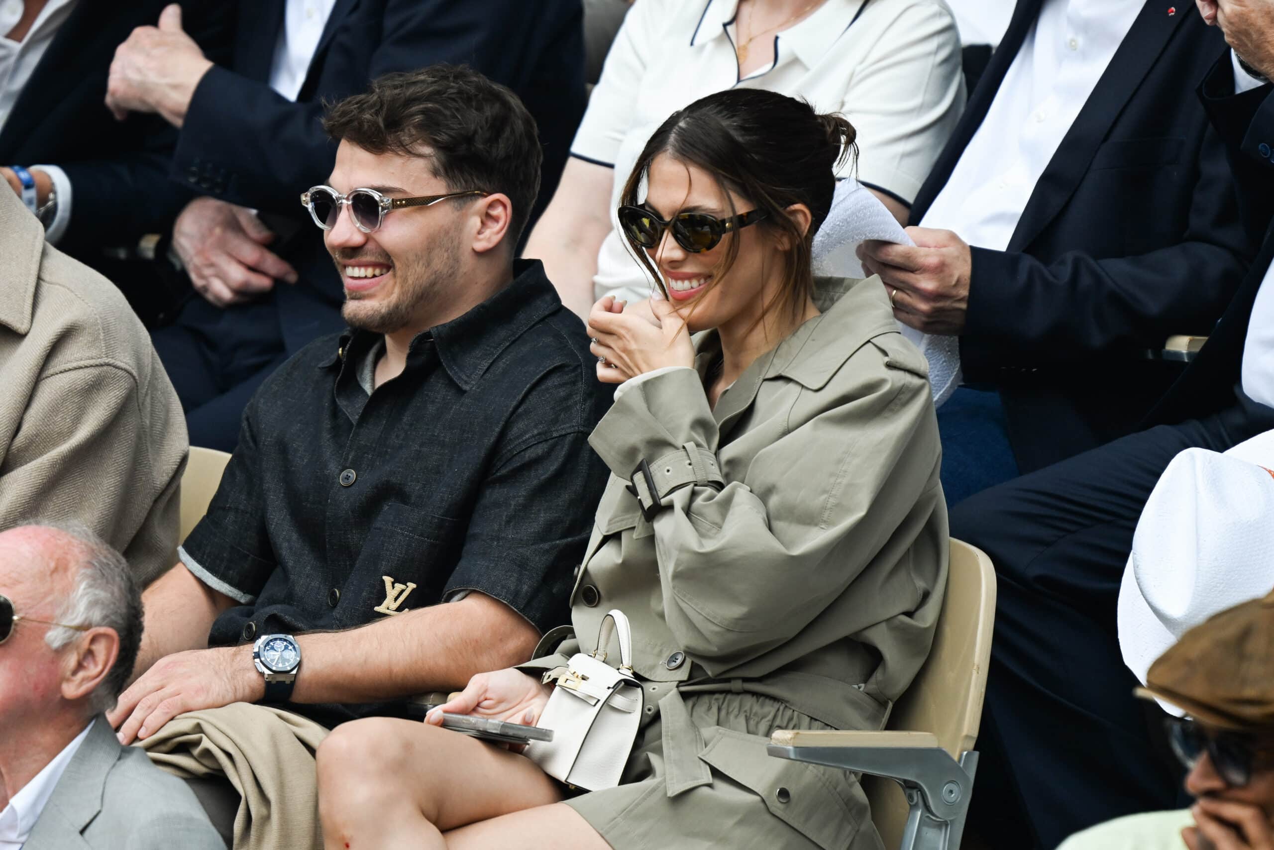 Iris Mittenaere : son après-midi de rêve au Cap Ferret avec un rugbyman taillé comme un Dieu grec et ce n’est pas Antoine Dupont