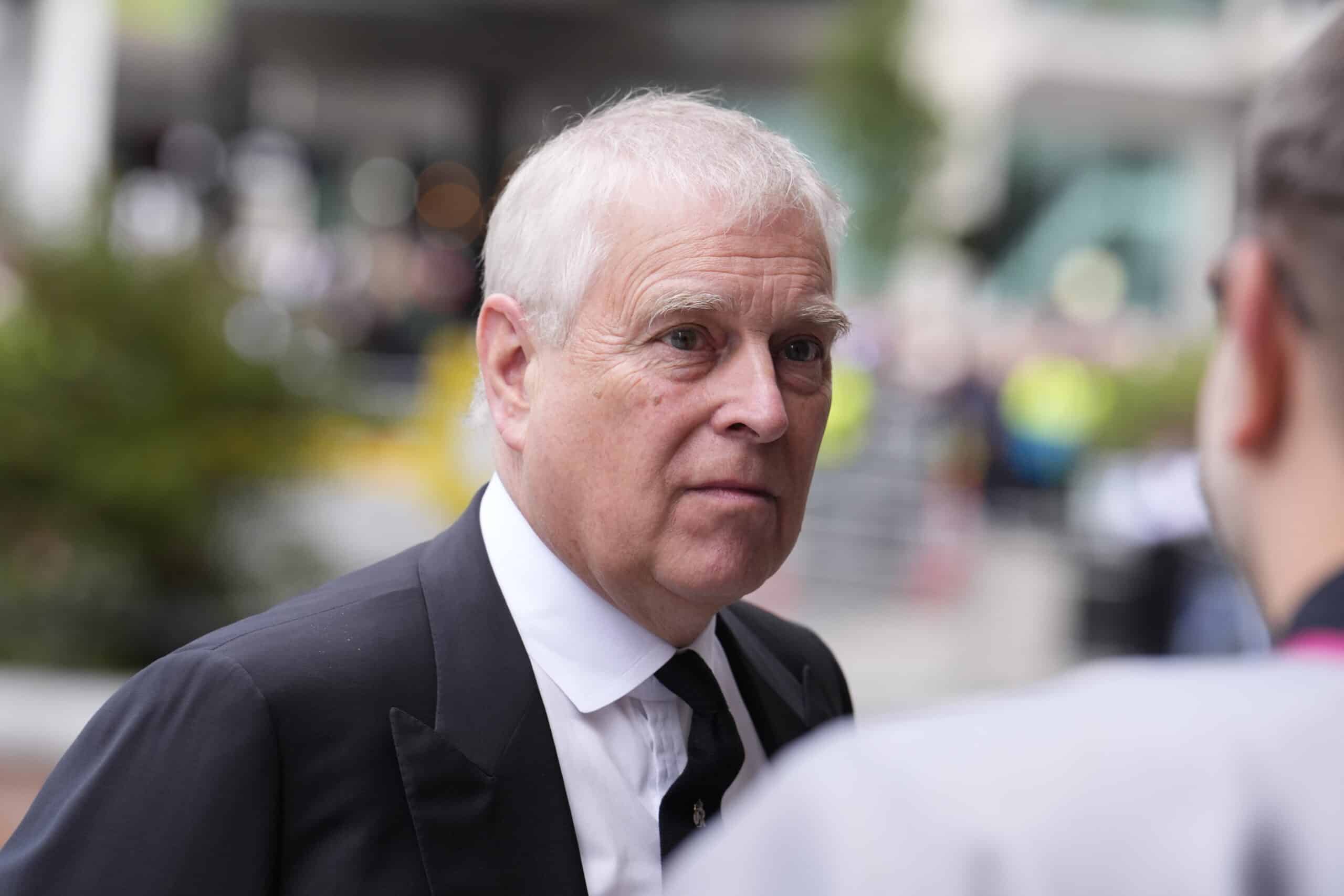 L’ex Prince Andrew apparaît le visage tuméfié : la photo choc du frère de Charles III qui secoue le Royaume-Uni
