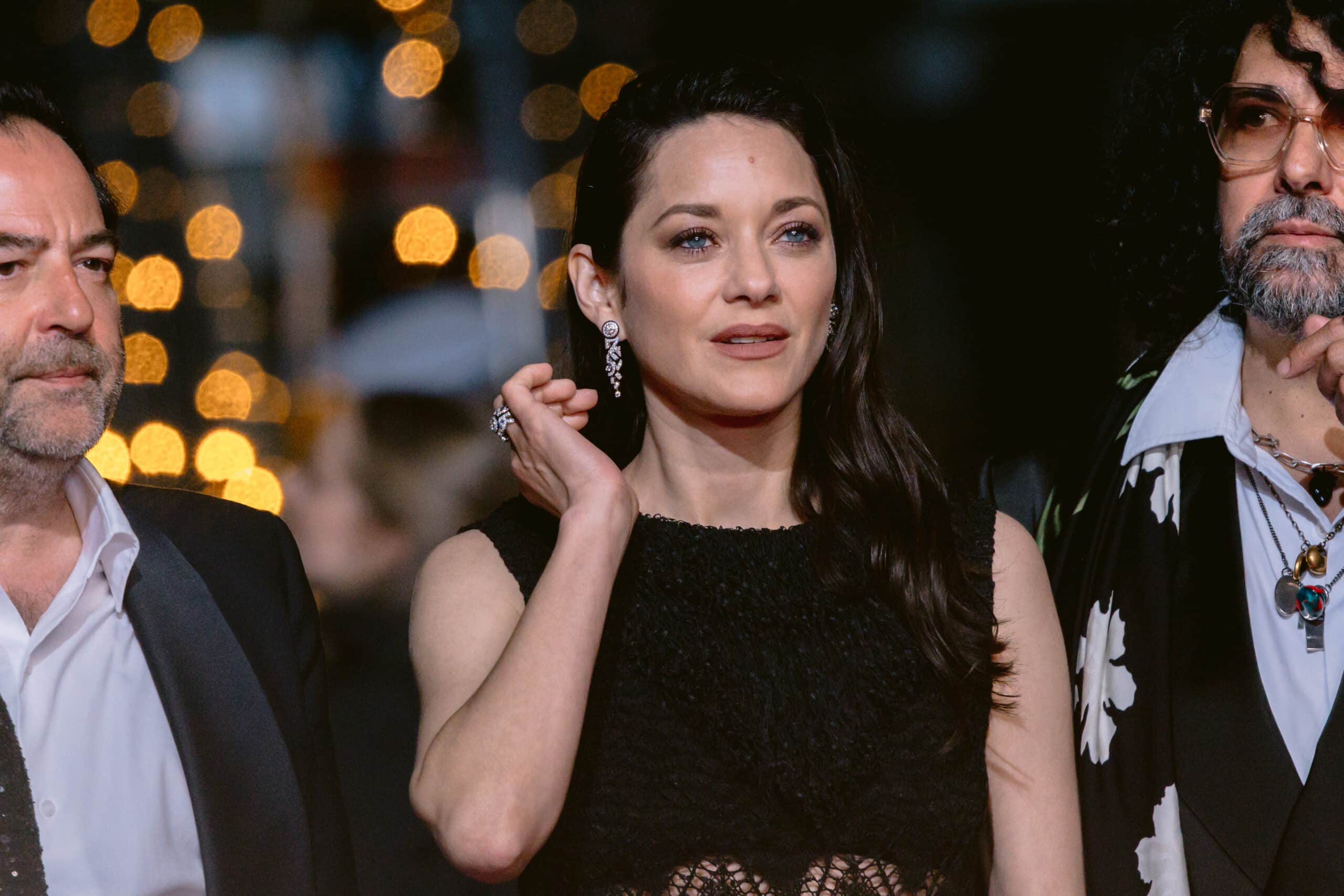 Marion Cotillard, 50 ans, retombe dans un look d’adolescente en voyage à Séoul