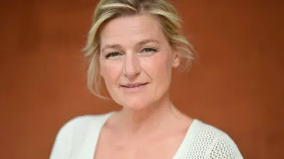 "Aïe !" : Anne-Élisabeth Lemoine victime d’un incident douloureux en plein direct dans C à vous