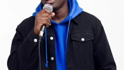 Portrait de Kweku Smoke tenant un microphone