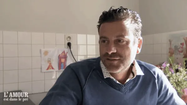 Vincent Le Provençal de L’amour est dans le pré transporté en urgence à l’hôpital après une violente chute : cinq vertèbres fracturées