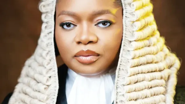 Portrait d’Olamide Adekunle en tenue d’avocate