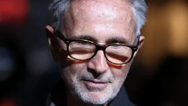 "Ça n’est pas une insulte", Thierry Lhermitte répond à la rumeur sur son homosexualité et son couple avec un très célèbre chanteur français