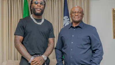 Burna Boy lors de sa rencontre avec le chef de la police nigériane