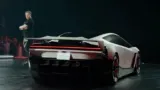 Elon Musk devant le nouveau Tesla Roadster présenté au Texas
