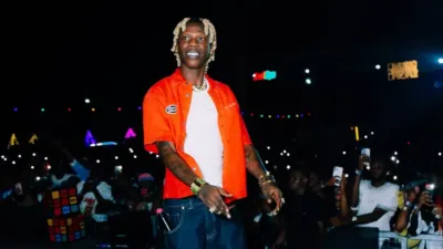 Seyi Vibez sur scène à Lagos