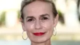 "Faire commerce de la douleur d’autrui" : Sandrine Bonnaire reproche à un journaliste sa couverture de la mort de sa mère