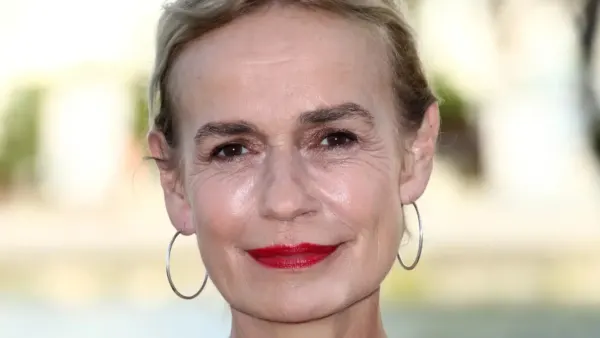 "Faire commerce de la douleur d’autrui" : Sandrine Bonnaire reproche à un journaliste sa couverture de la mort de sa mère