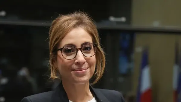 Léa Salamé se retire mais conserve bel et bien son salaire de base et ça fait grincer des dents