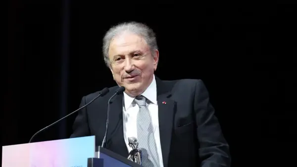 Michel Drucker s’invite à la manifestation des lycéens : "Ça m’amuse les blagues qui disent que je suis increvable"