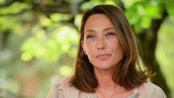 Laura Smet "les larmes aux yeux" : 300 enfants de Madagascar lui offrent un cadeau inestimable en lien avec Johnny Hallyday