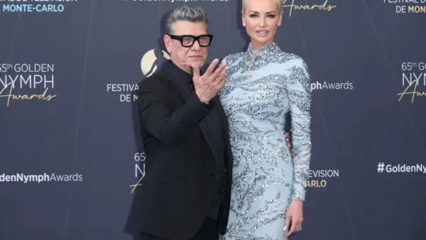 Marc Lavoine déclare sa flamme à Adriana Karembeu à Abidjan devant Gims, Iris Mittenaere, Sylvie Tellier et Tomer Sisley