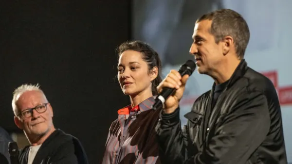 Marion Cotillard taclée par une spectatrice à l'avant-première de Karma, Guillaume Canet vole à son secours