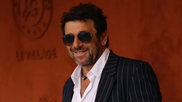 Patrick Bruel se présente au Parc des Princes pour un match du PSG : une grande première depuis les accusations et la mise en examen
