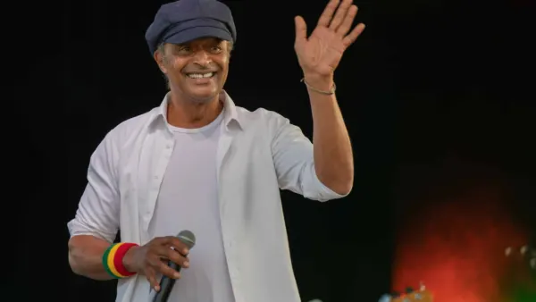 Yannick Noah : après l’hospitalisation en urgence suite à une péritonite, le chanteur remonte sur scène et se lâche à Charleville-Mézières