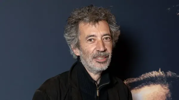 Star de "La Famille Bélier" avec Louane, Éric Elmosnino révèle son combat contre l’alcool : "Je me suis vautré là-dedans pendant 30 ans"