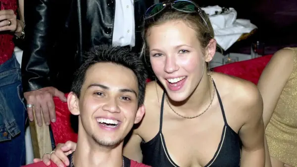 "Un coup arrangé par les maisons de disque", Lorie refuse que traîne cette rumeur sur son histoire avec Billy Crawford, son propre père témoigne