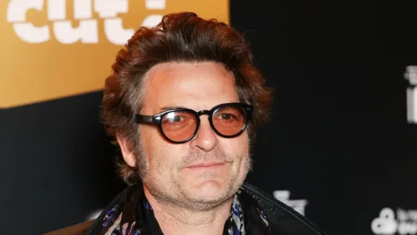 Le chanteur M rejoint les lycéens en manifestation et décide d’en faire une chanson