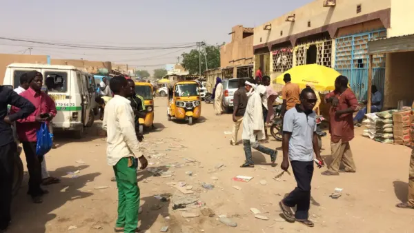 Une rue animée du centre-ville d’Agadez en 2018