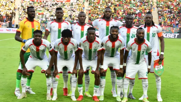 Les joueurs du Burkina Faso posent avant un match au Cameroun en janvier 2022