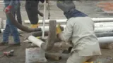 Des ouvriers fabriquent des conduites au Nigeria en 2017