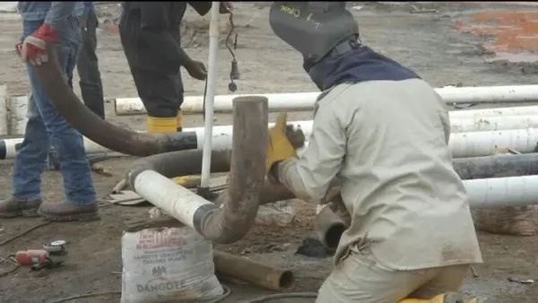 Des ouvriers fabriquent des conduites au Nigeria en 2017