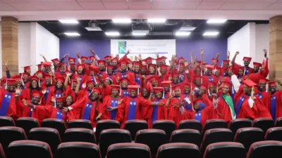 Des étudiants nigérians en tenue de remise de diplômes