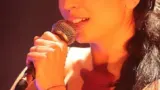Lucie Bernardoni chantant sur scène en 2008