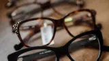 Plusieurs montures de lunettes de vue de formes et de couleurs variées