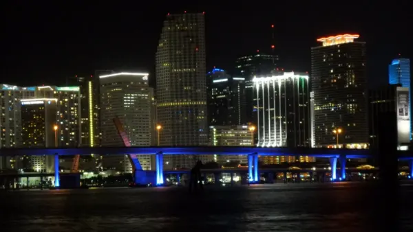 Vue nocturne du centre de Miami