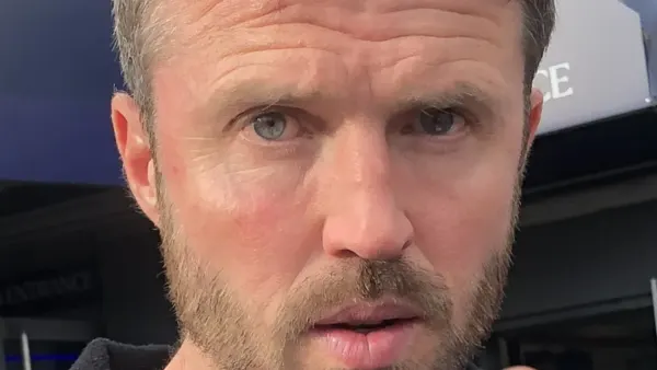 Michael Carrick dans un stade en avril 2025