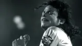 Michael Jackson chantant au micro pendant un concert à Vienne en 1988, photo d’archive