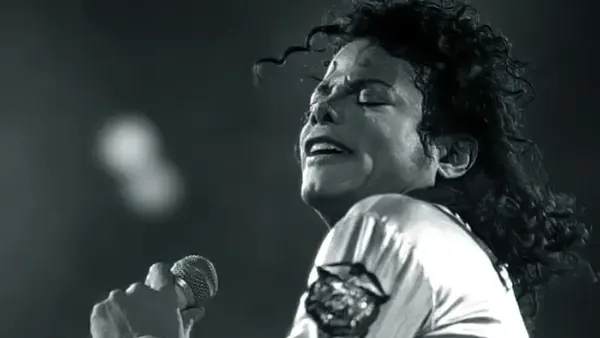 Michael Jackson chantant au micro pendant un concert à Vienne en 1988, photo d’archive