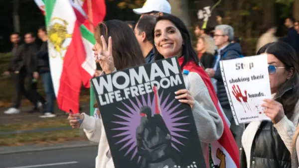 Une manifestante portant les couleurs iraniennes lors d’un rassemblement à Berlin en octobre 2022