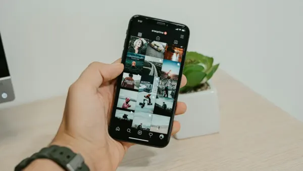 Un téléphone affichant un réseau social, image d’illustration