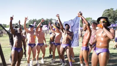 Siv Ngesi avec des participants en slips violets à Johannesburg
