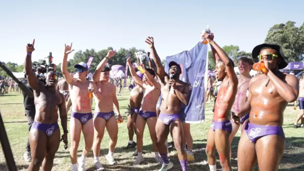 Siv Ngesi avec des participants en slips violets à Johannesburg