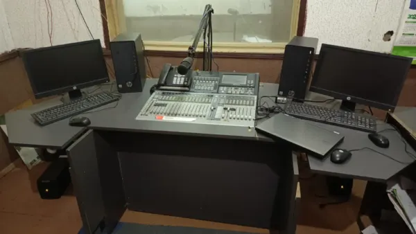 Un studio de radio au Nigeria avec microphones et table de mixage